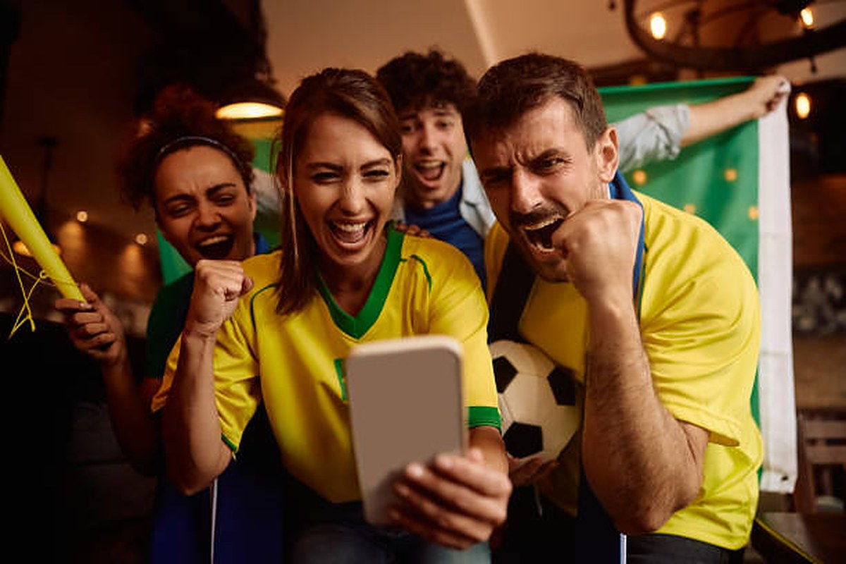 Telefonda maç izlerken gol sevinci yaşayan dört taraftar